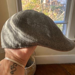 Grey men’s driving cap